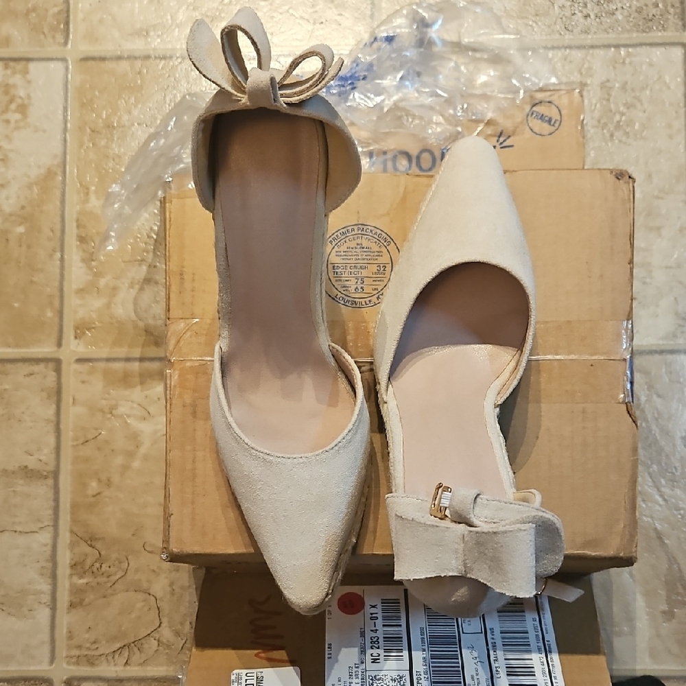 Chic Cream Women's Heels with Bow Accent